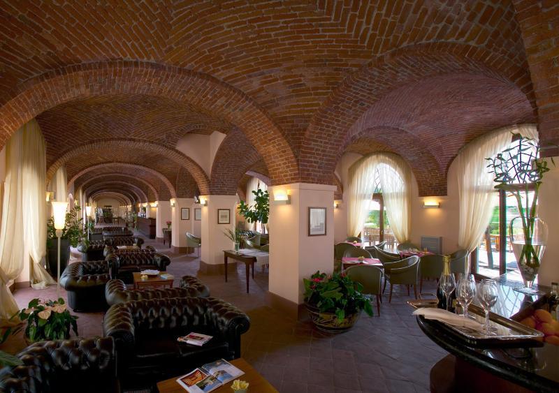 Albergo Dell'Agenzia Bra Exterior photo
